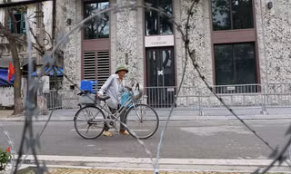 Buổi sáng đầu tiên ở phố Trúc Bạch sau khi dỡ chốt cách ly dịch Covid-19