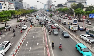 Cầu vượt thép Mai Dịch thi công xong nhưng chưa thông xe, người dân vẫn chật vật di chuyển qua nút ‘thắt cổ chai’