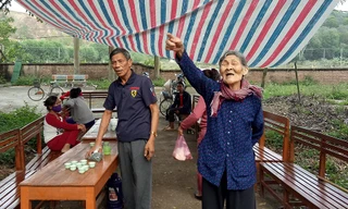 Người dân dựng bạt cắm chốt ngăn xe vào bãi rác Nam Sơn