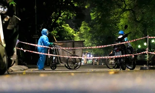 Những 'chiến sĩ' xung phong vào khu phong tỏa để giữ đường phố Thủ đô xanh, sạch