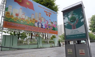 Thùng rác có mái che, tự sáng đèn trong đêm ở Hà Nội