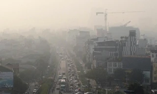 Bầu trời Hà Nội mù mịt trong sương mù và bụi mịn do ô nhiễm không khí