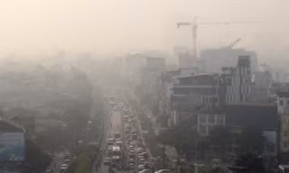 Bầu trời Hà Nội mù mịt trong sương mù và bụi mịn do ô nhiễm không khí