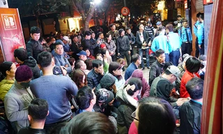 Người dân xếp hàng giữa đêm chờ mua vàng ngày Thần tài