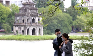 Người Hà Nội và du khách ‘diện’ áo ấm xuống phố đón đợt rét đầu mùa