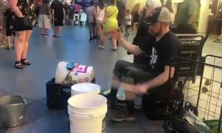 Nghệ sĩ đường phố gõ thùng kiếm cơm ở Las Vegas