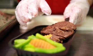 10 nghìn suất ăn do các đầu bếp chuyên nghiệp Hà Nội nấu gửi đến tuyến đầu chống dịch