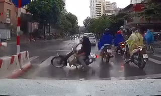 Thót tim với xe máy phanh gấp trượt trước đầu ôtô ở Hà Nội