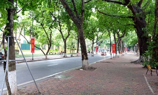 Hình ảnh khác lạ ở 'con đường Thu' Hà Nội sáng nay