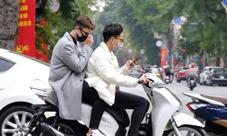 Du xuân chơi Tết, nhiều người dân 'quên' đội mũ bảo hiểm, không đeo khẩu trang