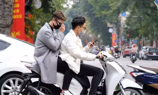 Du xuân chơi Tết, nhiều người dân 'quên' đội mũ bảo hiểm, không đeo khẩu trang