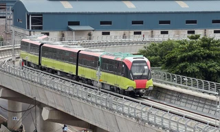 Chiêm ngưỡng tàu đường sắt Nhổn - ga Hà Nội lăn bánh qua nhiều tuyến phố