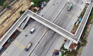 Cận cảnh cây cầu bộ hành '2 trong 1' đầu tiên ở Hà Nội