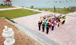 Hình ảnh xúc động của thí sinh Hoa hậu Việt Nam2018 ở tượng đài Núi Bà