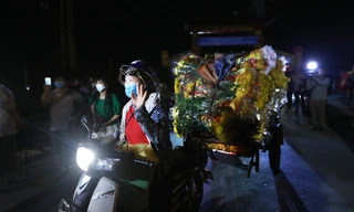 Người dân Hạ Lôi chở hoa đi bán trong đêm ngay khi lệnh cách ly được dỡ bỏ