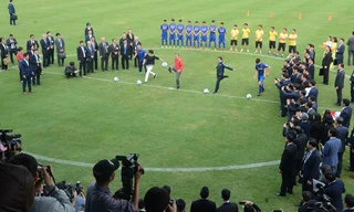 Nhìn gần Tổng thống Hàn Quốc đá bóng giao lưu cùng U23 Việt Nam