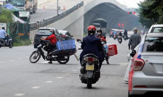 Xe máy nườm nượp đi ngược chiều 'né' chốt kiểm soát khu vực ra vào 'vùng đỏ' của Hà Nội