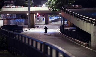 Phố đêm Hà Nội vắng tanh trước giờ cách ly toàn xã hội theo Chỉ thị 16