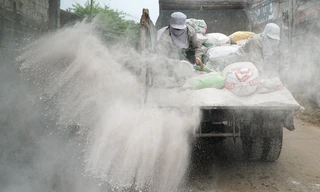 Hàng chục tấn vôi bột khử trùng Chương Mỹ sau lũ lịch sử