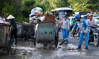 Lao công 'vật lộn' với rác thải ùn ứ, chất đống ở Hà Nội 