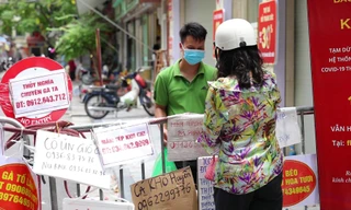 ‘Chợ nhà giàu’ Hà Nội thời giãn cách: Giao dịch qua rào chắn