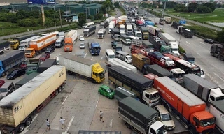 Ùn ứ giao thông kéo dài tại Chốt kiểm soát Pháp Vân-Cầu Giẽ ngày đầu Hà Nội giãn cách