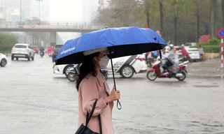 Người dân Thủ đô 'vật lộn' với thời tiết mưa phùn, nồm ẩm