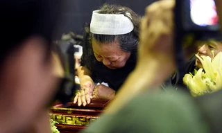 Những giọt nước mắt tiếc thương trong đám tang thầy Văn Như Cương