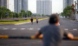 Người dân thoải mái tập thể dục buổi sáng trên con đường 8 làn sắp thông xe