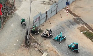 Người dân đi ngược chiều 'xé rào' trên đường Lê Quang Đạo kéo dài