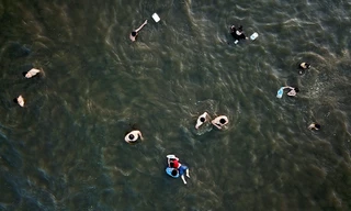 Clip: Người dân Hà Nội ùn ùn kéo ra Hồ Tây bơi lội hạ nhiệt đầu hè