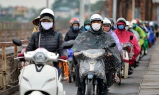 Người Hà Nội 'không mưa cũng phải mặc áo mưa' khổ sở đi làm, đi học 