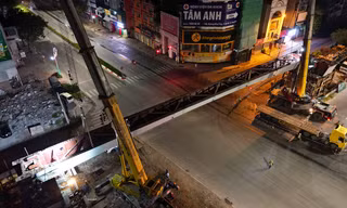 Đóng đường, xuyên đêm lắp đặt xong một trong hai dầm cầu tại nút giao Nguyễn Văn Cừ - Hồng Tiến