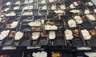 ‘Đột nhập' khu bếp nấu hàng nghìn suất ăn thiện nguyện ở vùng lũ Hà Nội