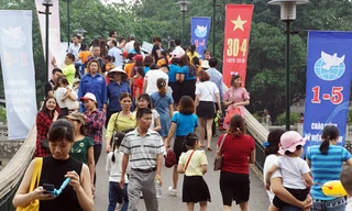 Dù trời mưa, nhiều điểm vui chơi ở Hà Nội vẫn đông đúc dịp nghỉ lễ