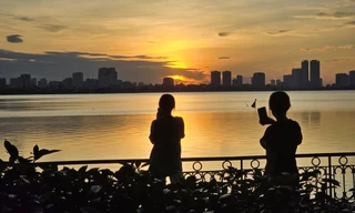 Nhiều người đổ về Hồ Tây săn hoàng hôn tuyệt đẹp đầu thu Hà Nội