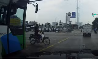 Người đàn ông vượt đèn đỏ, tạt đầu xe buýt gây bức xúc