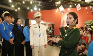 Đại biểu nhận Giải thưởng Lý Tự Trọng tham quan Bảo tàng Lịch sử Quân sự Việt Nam 