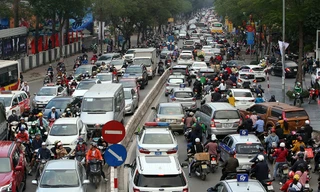 Chôn chân hàng giờ vì ùn tắc kinh hoàng trong ngày 27 Tết 