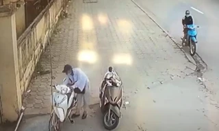 Chỉ một giây, kẻ trộm đã mở được khóa chiếc xe SH Mode ở Hà Nội