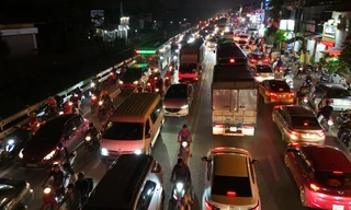 Cao tốc ngập úng, đường QL1A tắc cứng chiều cuối tuần