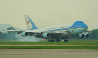 Chuyên cơ Không lực Một hạ cánh tại sân bay Nội Bài