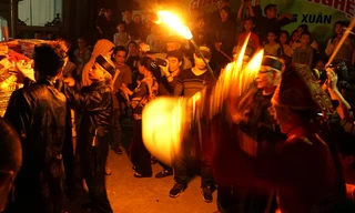 Cả làng ở Hà Nội rầm rập chạy 'lấy đỏ' về nhà cầu may đầu năm mới