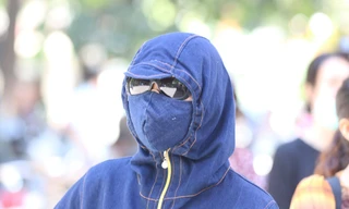 Sĩ tử, phụ huynh chật vật dưới cái nắng như đổ lửa ngày thi 