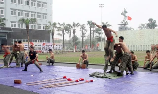 Xem đặc công đâm giáo vào yết hầu, nhảy chân trần trên thủy tinh