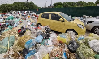 Đường thành núi rác, ô tô bị vây kín không lối thoát giữa Thủ đô