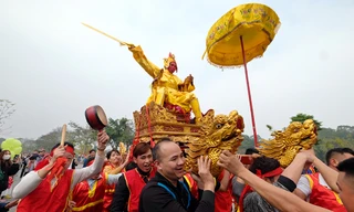 Hàng nghìn người xem nghi lễ rước 'vua sống' có một không hai ở Hà Nội