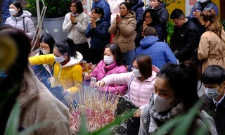 Dân công sở tranh thủ giờ nghỉ trưa đi chùa Quán Sứ cầu an