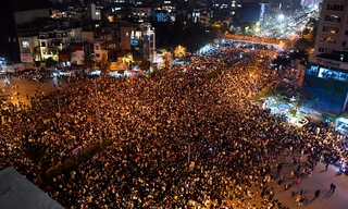 Biển người đổ về Hồ Tây xem màn trình diễn ánh sáng nghệ thuật 2.024 drones - Kỷ lục Đông Nam Á