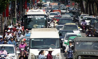 Nhiều tuyến phố trung tâm Hà Nội ùn tắc giữa trưa nắng